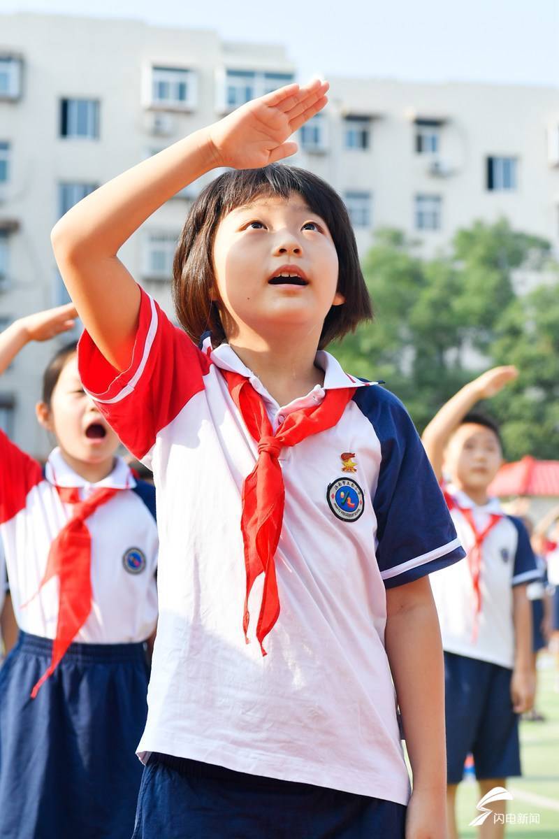 弟弟|开课啦！弟弟跟着姐姐来上学，二胎同校上学逐年递增