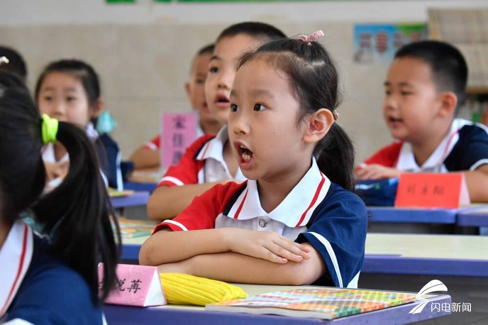 弟弟|开课啦！弟弟跟着姐姐来上学，二胎同校上学逐年递增