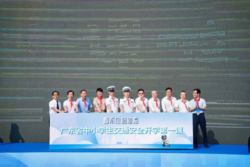 盲区|广州交通安全开学首课开讲，学生以第一视角体验汽车盲区
