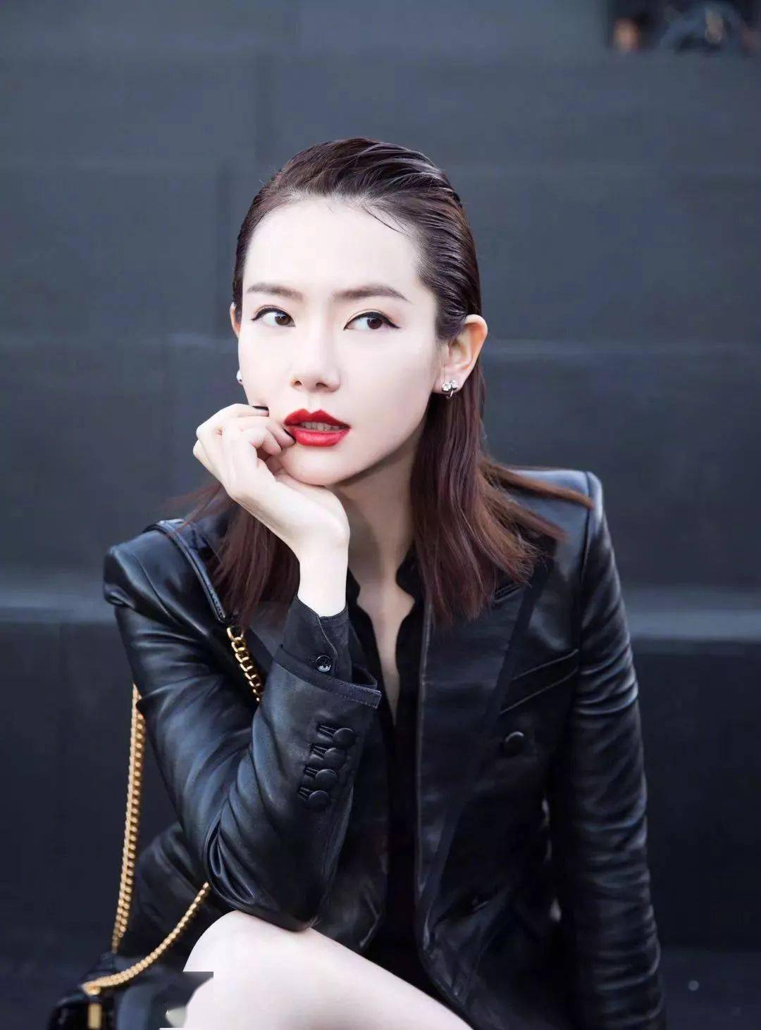 Back|撩起刘海的金莎，是美艳独立的变身Maria！