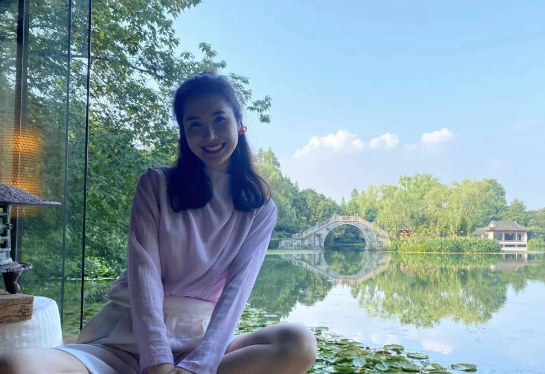 杜华|为什么霍汶希一出现，杜华女士就成了“华华子”？