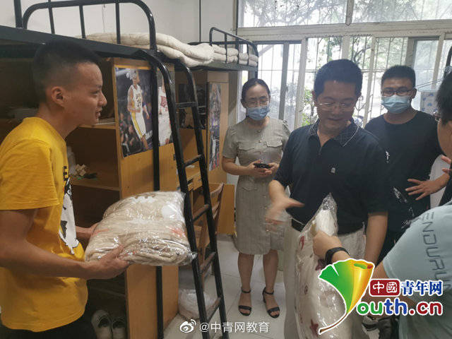 毯子|暖哭！高校为学生晒被子、发毯子，迎同学们回“家”