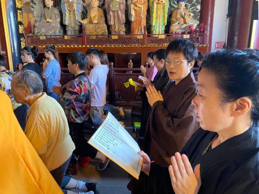 觉宏大和尚拈香主法传供仪式中午11:00时,举行传供仪式,永兴寺住持觉