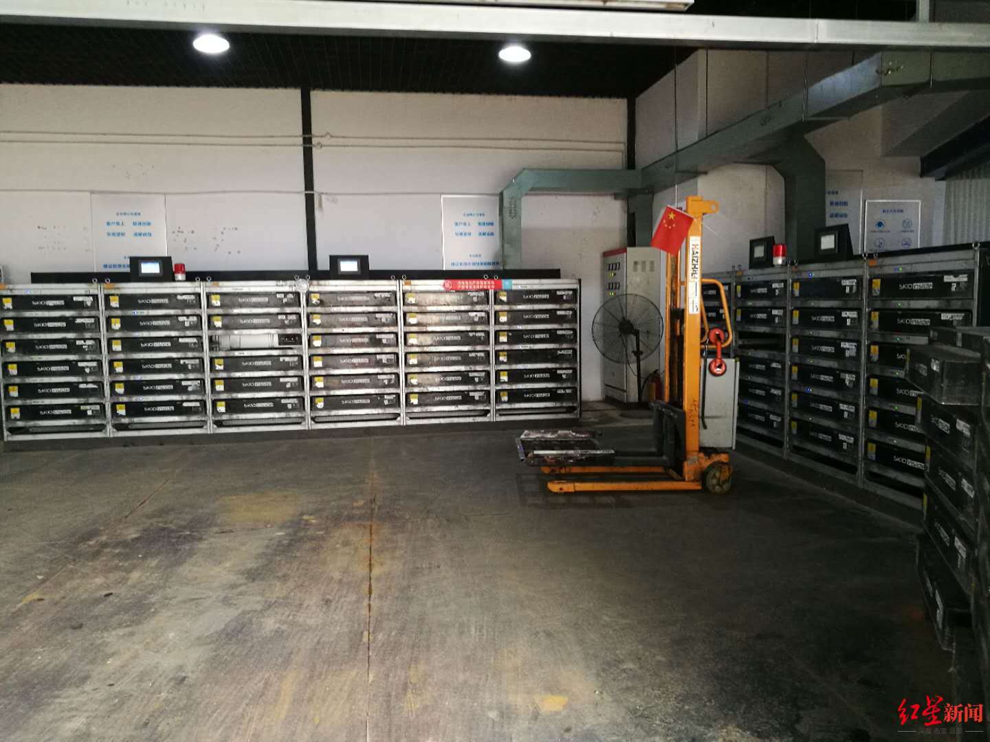 电池|聚焦新基建| 探访换电站：建站投入高，高峰需排队，并不总有可用电池