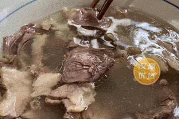 放锅里烫热 连肉带汤盛上热气腾腾的一碗 立即就能尝到美味的羊肉了