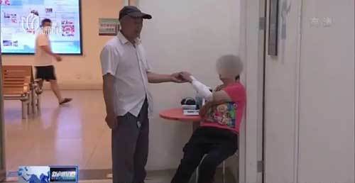 上海阿婆和孙女被十几楼坠下的重物砸伤，血洒