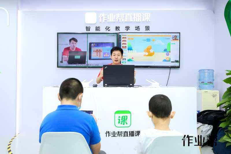 服贸|教育黑科技产品集中亮相服贸会，小学生现场体验AI双师互动课