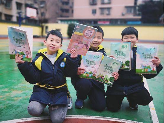 书皮|不必“彩色”但要“绿色”！开学仪式包书皮 今年也得走走“新”