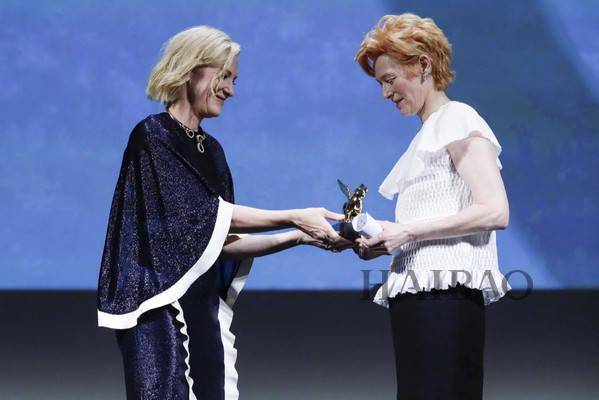 &|爆米花|哈里&梅根夫妇进军娱乐圈?Tilda和大魔王同台飙气场,谁赢了?