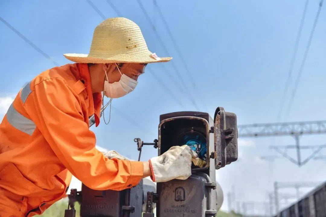 【一线故事】铁路信号工:大别山下守"梦"人_手机搜狐网