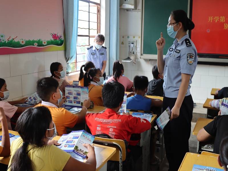 出入境|勐康国门警花服务队：送法进校园 别样开学礼