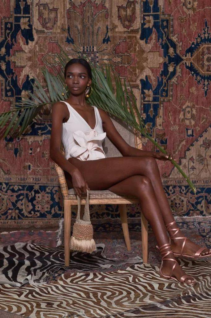 紧身裙|她说：＂女性最美的不是穿着性感紧身裙，而是向世人炫耀香肩和美颈的诱人时刻！＂