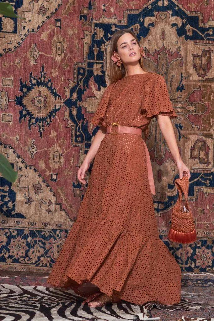 紧身裙|她说：＂女性最美的不是穿着性感紧身裙，而是向世人炫耀香肩和美颈的诱人时刻！＂