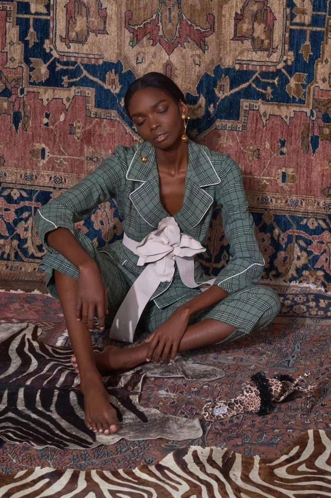 紧身裙|她说：＂女性最美的不是穿着性感紧身裙，而是向世人炫耀香肩和美颈的诱人时刻！＂