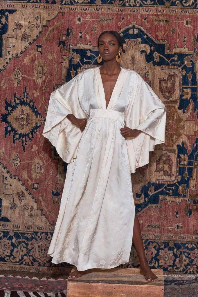 紧身裙|她说：＂女性最美的不是穿着性感紧身裙，而是向世人炫耀香肩和美颈的诱人时刻！＂