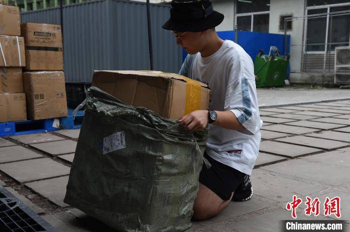 重庆大学快递“爆仓”包裹堆积如山