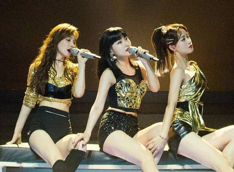 腿部|吴昕录制《乘风破浪的姐姐》都在用它,难怪万年小粗腿翻身成腿精!小腿细得像打了瘦腿针!