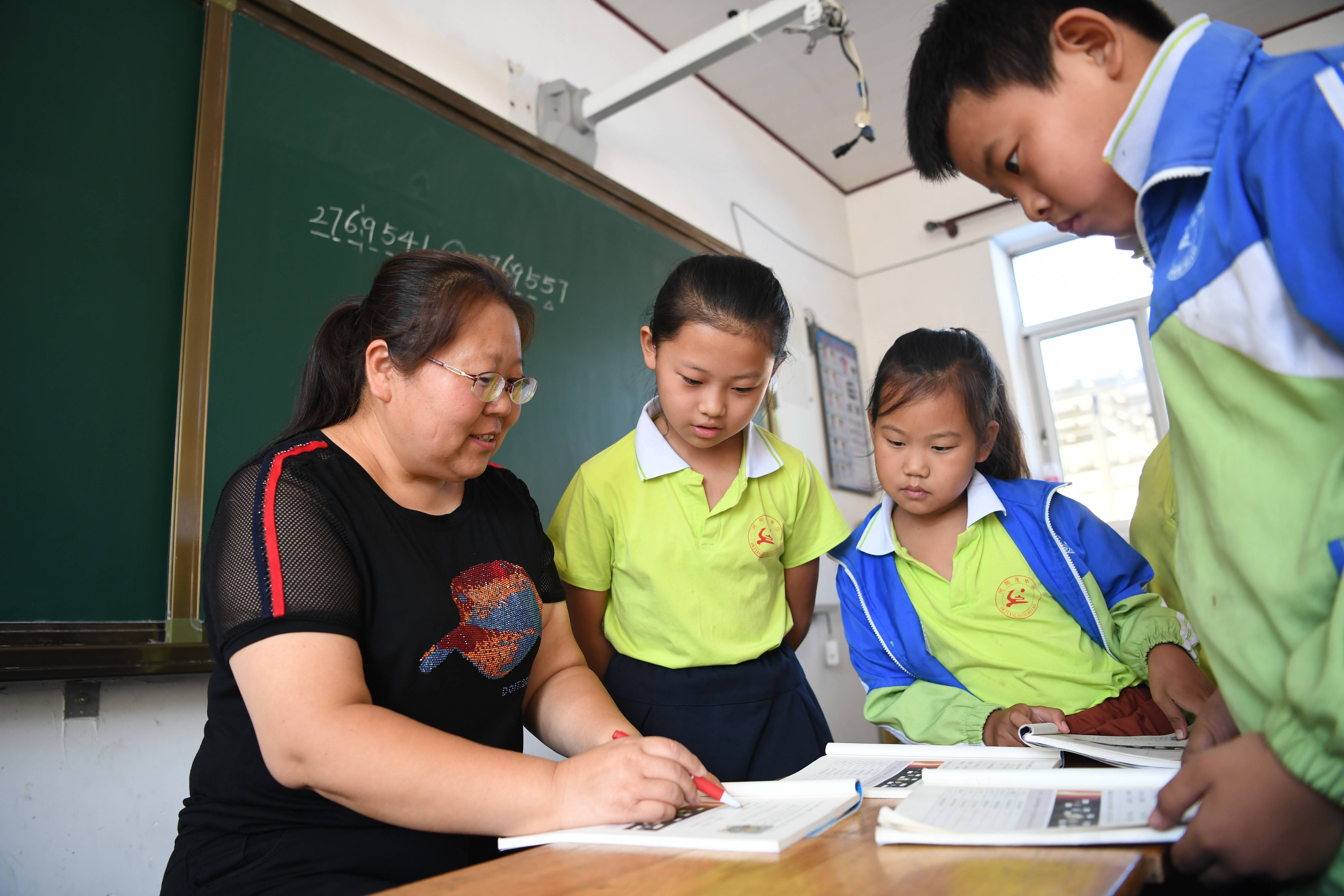 讲台|扎根乡村教育三十载：三尺讲台托起村里娃的求知梦