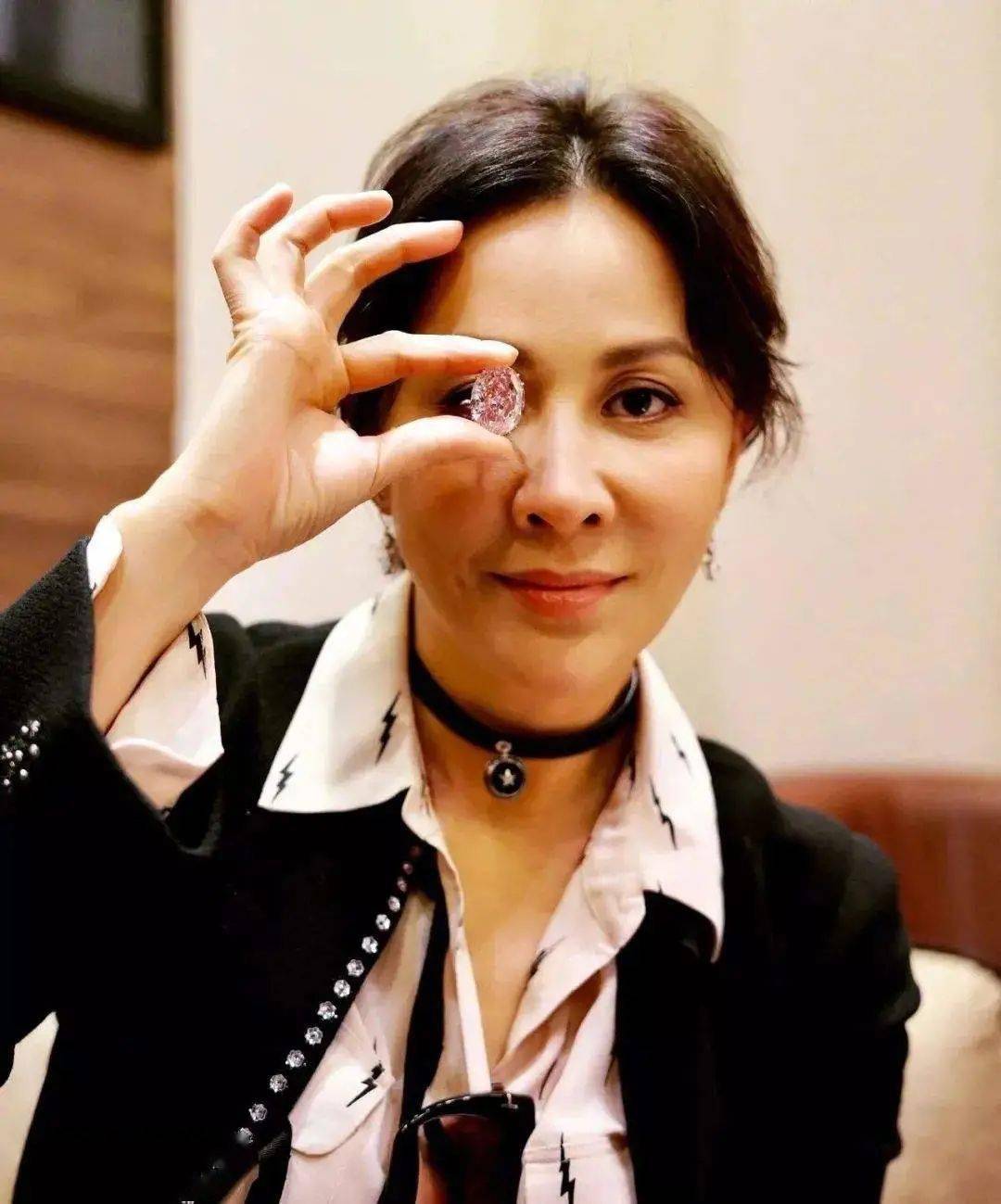 大亨|杨杨:一婚嫁给彩钻大亨,二婚却嫁给出轨男?李湘图什么……