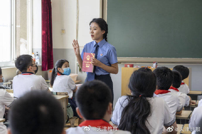 法治|小学里的法治课堂