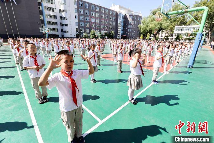 教师节太原小学生用手语操告白老师