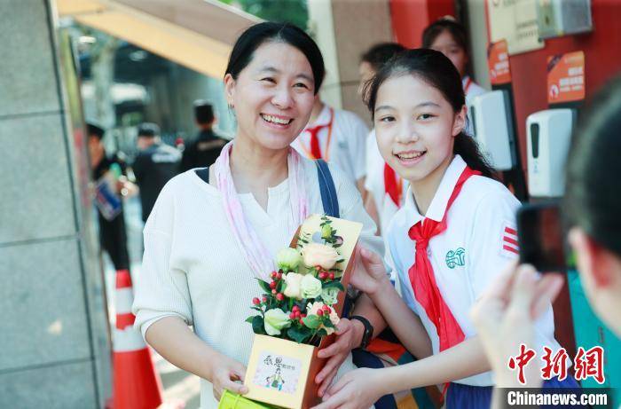 上海:学生代表向老师献花谢师恩