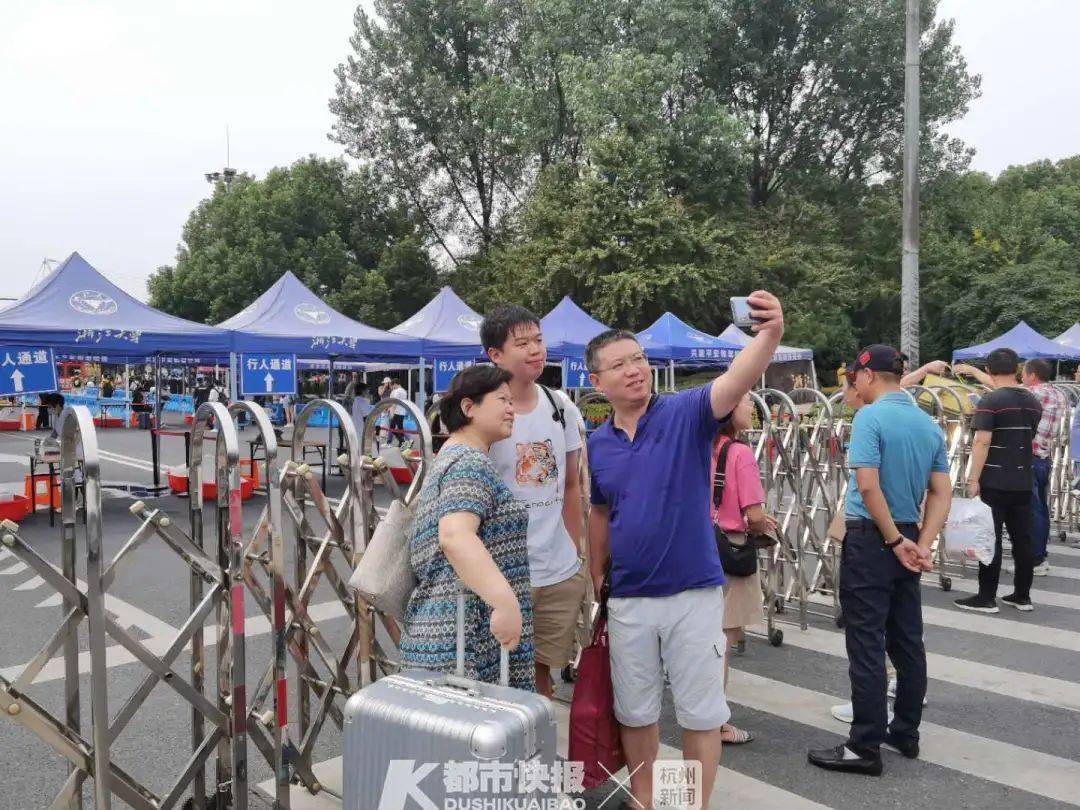 杭州|家长全部止步在校门口昨天浙大4000多名新生报到！这一次真的是目送