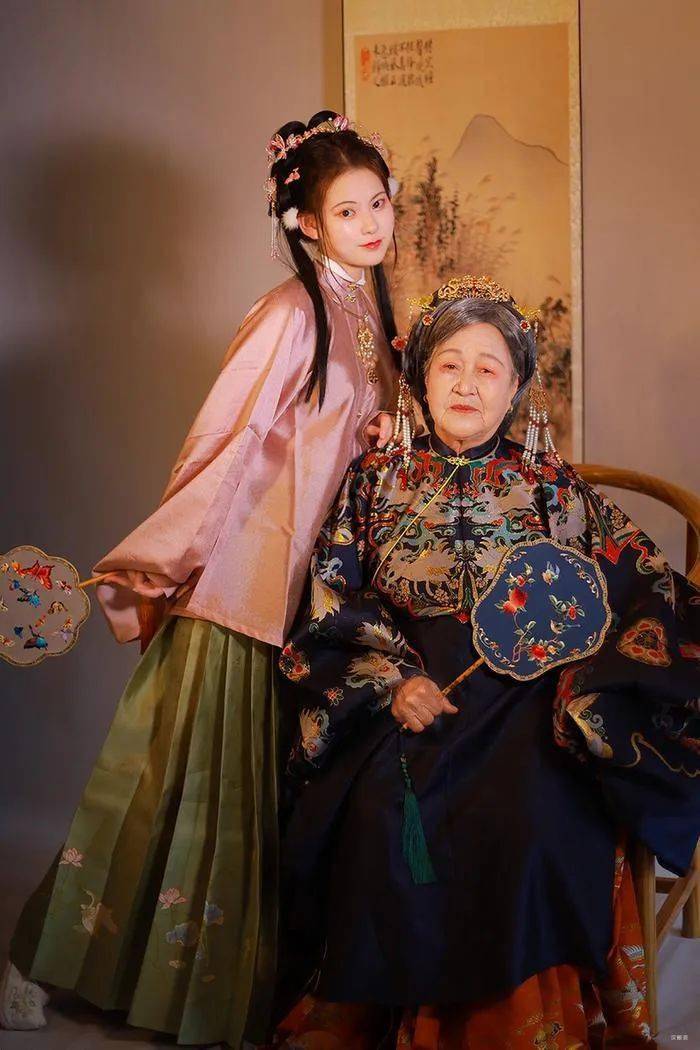汉服全家福你陪我长大我陪你变老