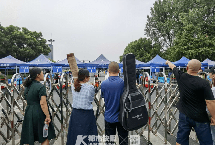 杭州|家长全部止步在校门口昨天浙大4000多名新生报到！这一次真的是目送