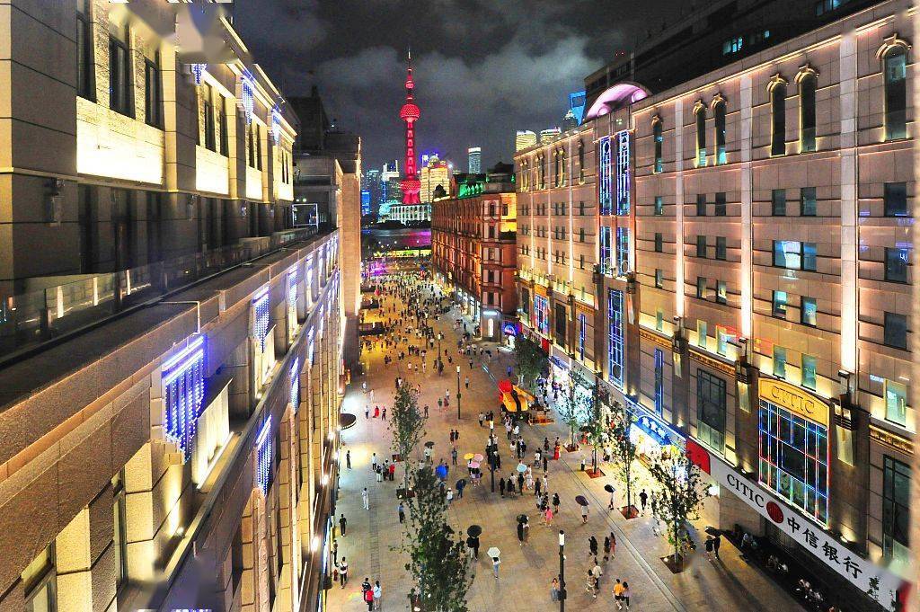 上海南京东路步行街东拓段全线亮灯璀璨辉煌