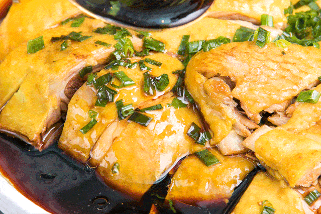 蛋饼里一颗颗蚵肉在嘴里爆开汁浓鲜滑口口满足xo酱的鲜美加上高丽菜的