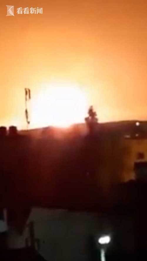 约旦军事弹药库电线短路爆炸 巨大火焰照亮夜空