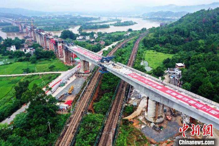 大桥跨京九铁路连续梁成功转体,标志着影响赣深高铁后续铺轨施工的"卡