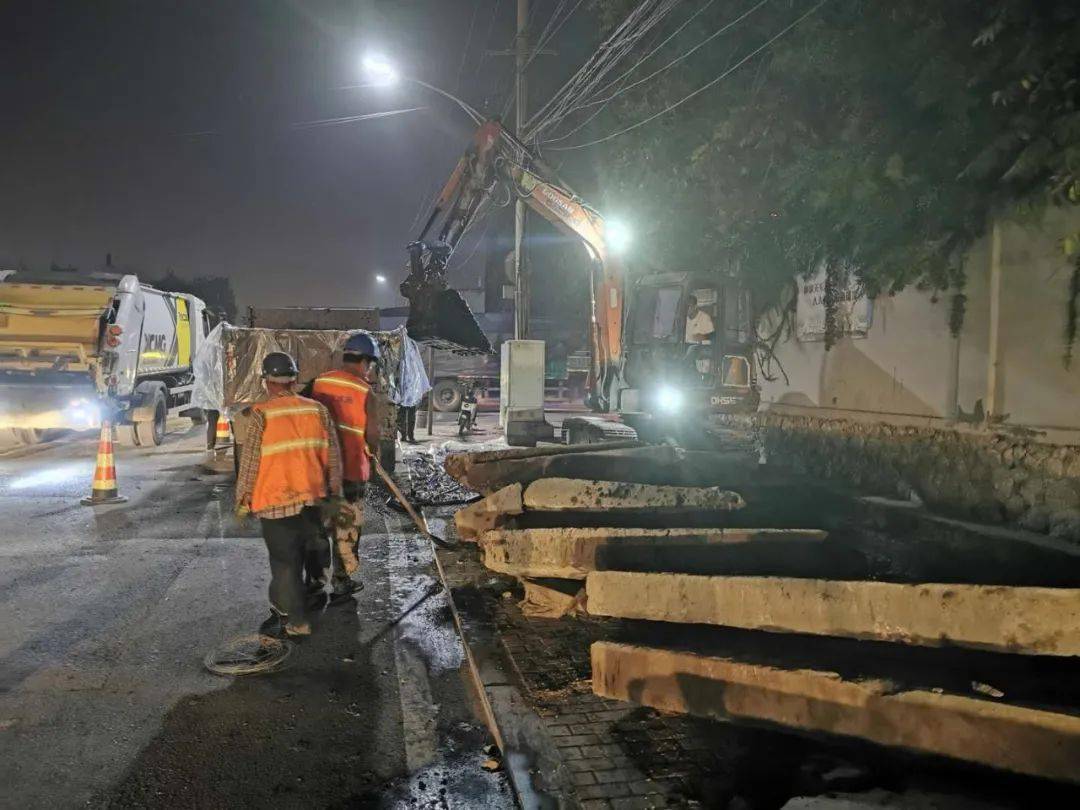 加强清淤力度,保证排水畅通_道路