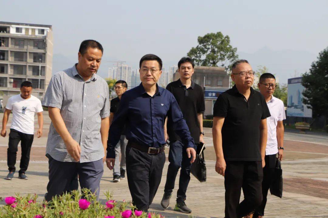 副县长邵海丽,周慧忠一行到城峰中学慰问教职员工