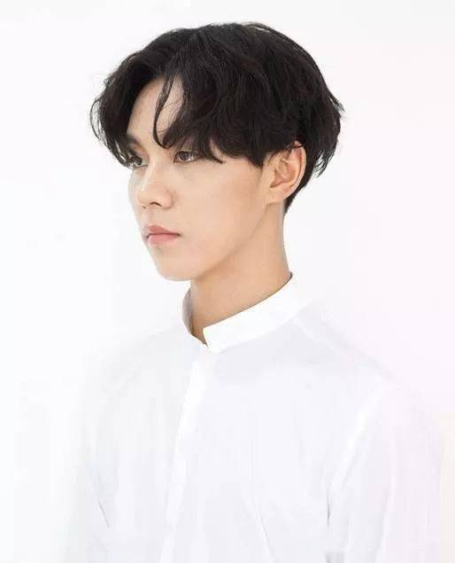 ‘熊猫体育首页’
2020年最值得剪的16款男生发型(图4)