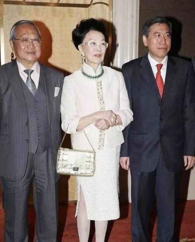 帝王|香港第一阔太：非帝王绿翡翠不戴，丧夫反赚100亿！就连四太见她都低头！