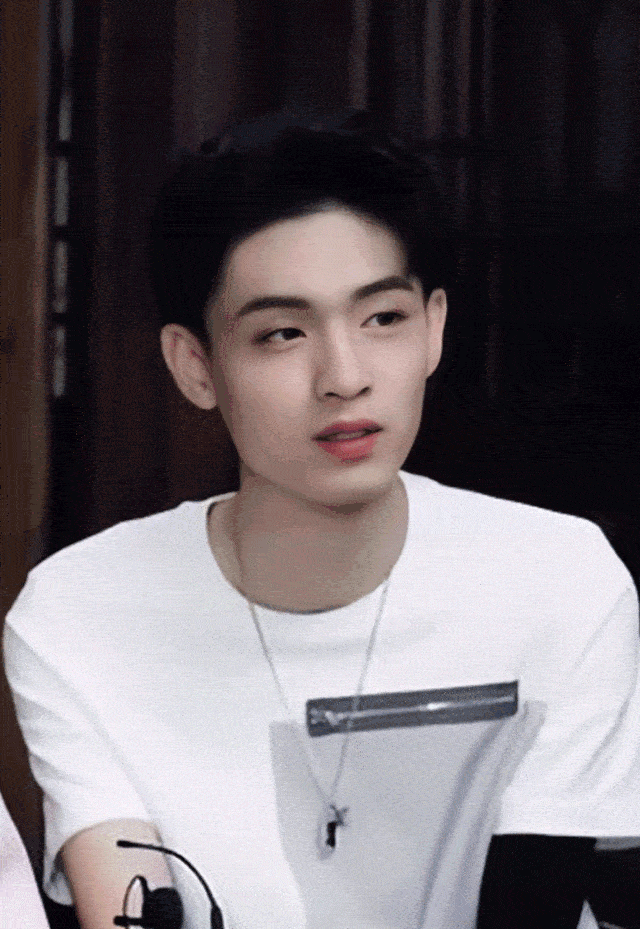 配饰|秦霄贤跨界亮相,如何秒变摇滚低音主唱