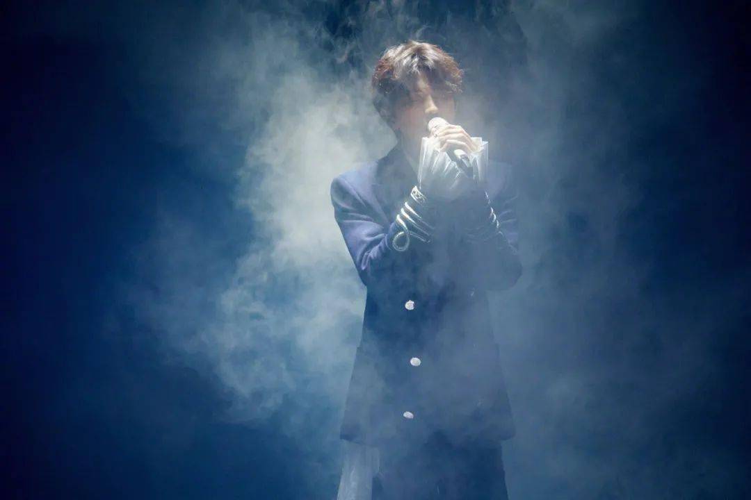 配饰|秦霄贤跨界亮相,如何秒变摇滚低音主唱