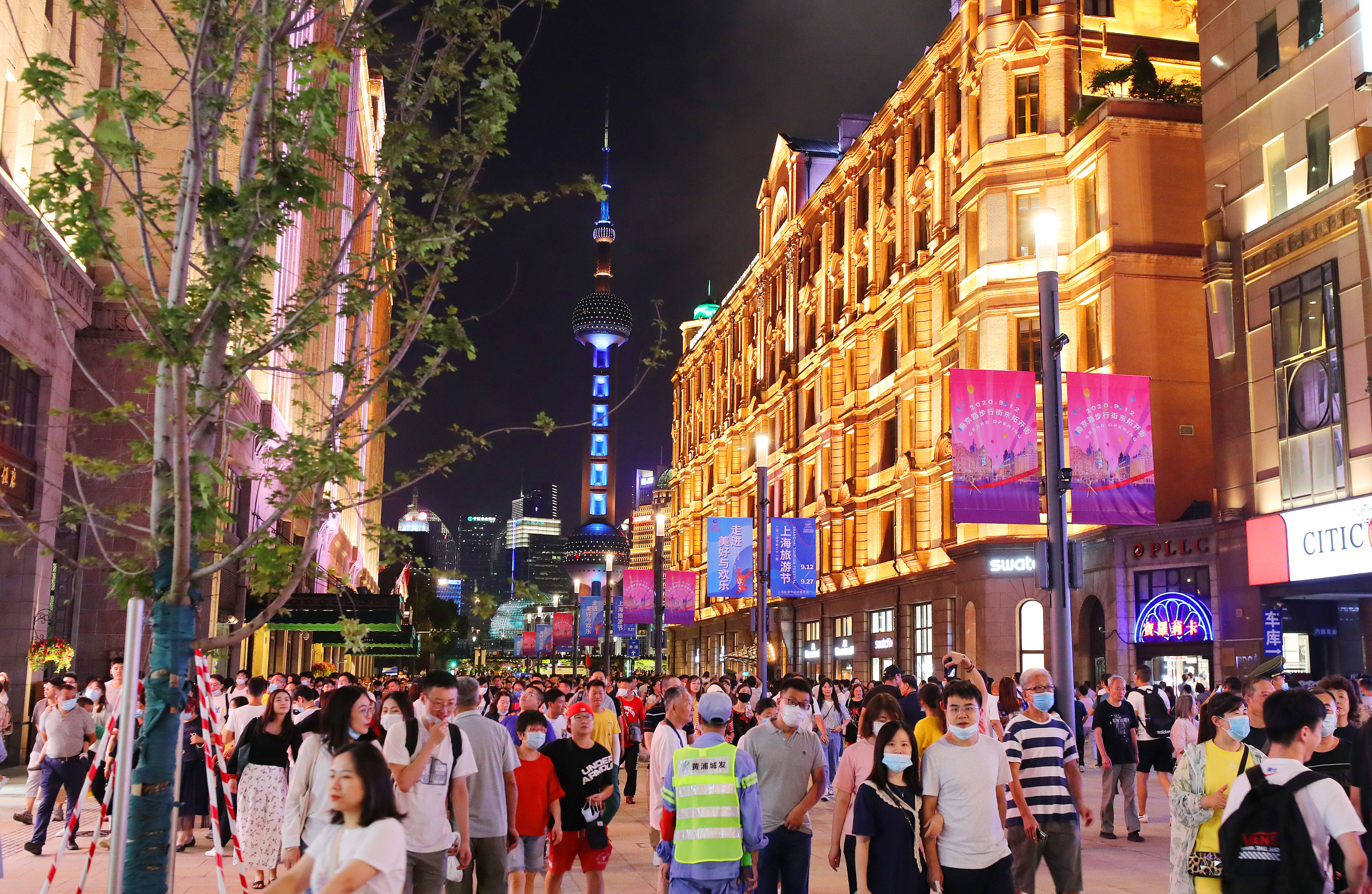 上海南京路步行街东拓段亮灯"开街"