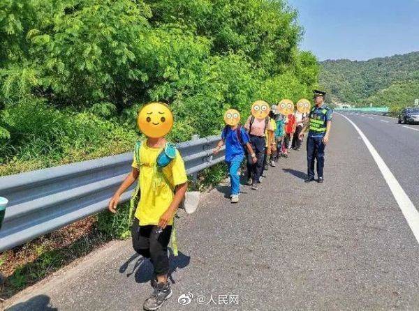 家长|18名迷路小学生惊现高速应急车道：家长组织小学生徒步跨省上学