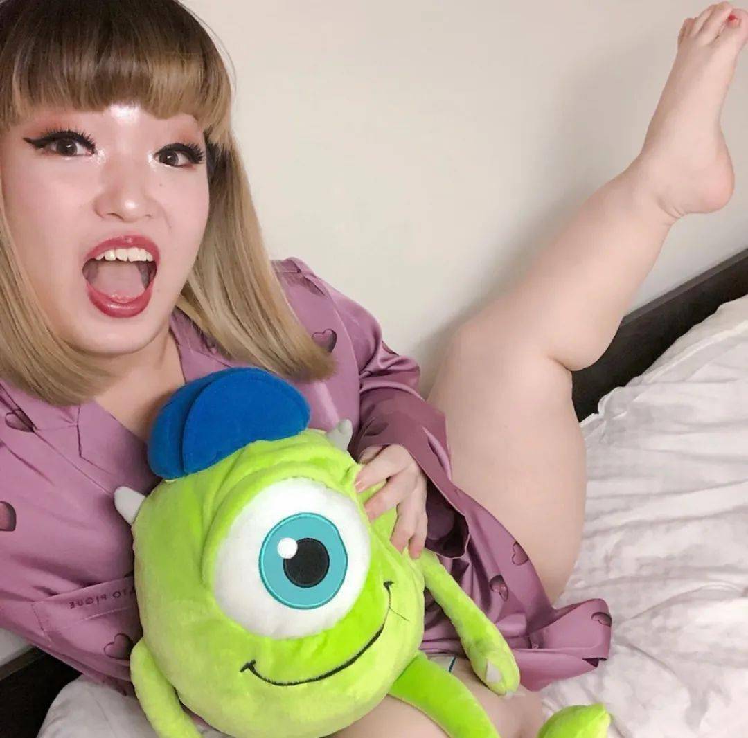 夜店|身高只有1.24m的侏儒女，却成了东京某夜店的最人气舞女，你不努力谁替你坚强？