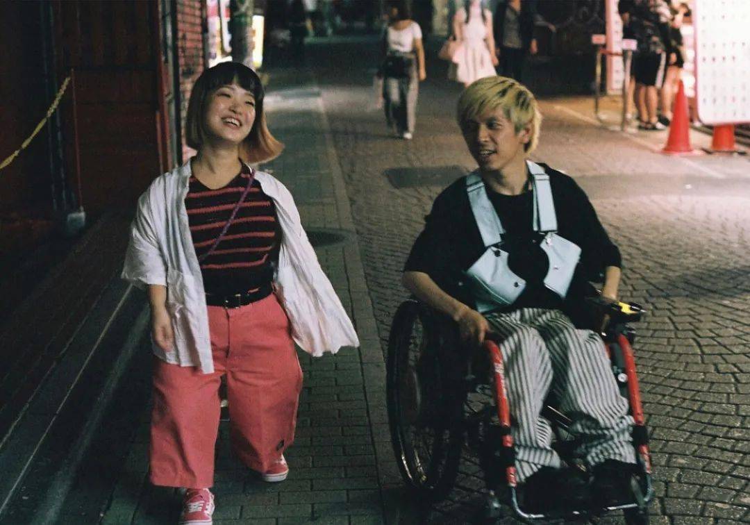 夜店|身高只有1.24m的侏儒女，却成了东京某夜店的最人气舞女，你不努力谁替你坚强？