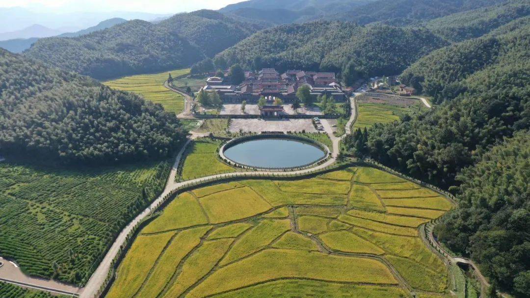 天上云居:云居山真如禅寺水天一色 真如禅寺位于江西省永修县云居山