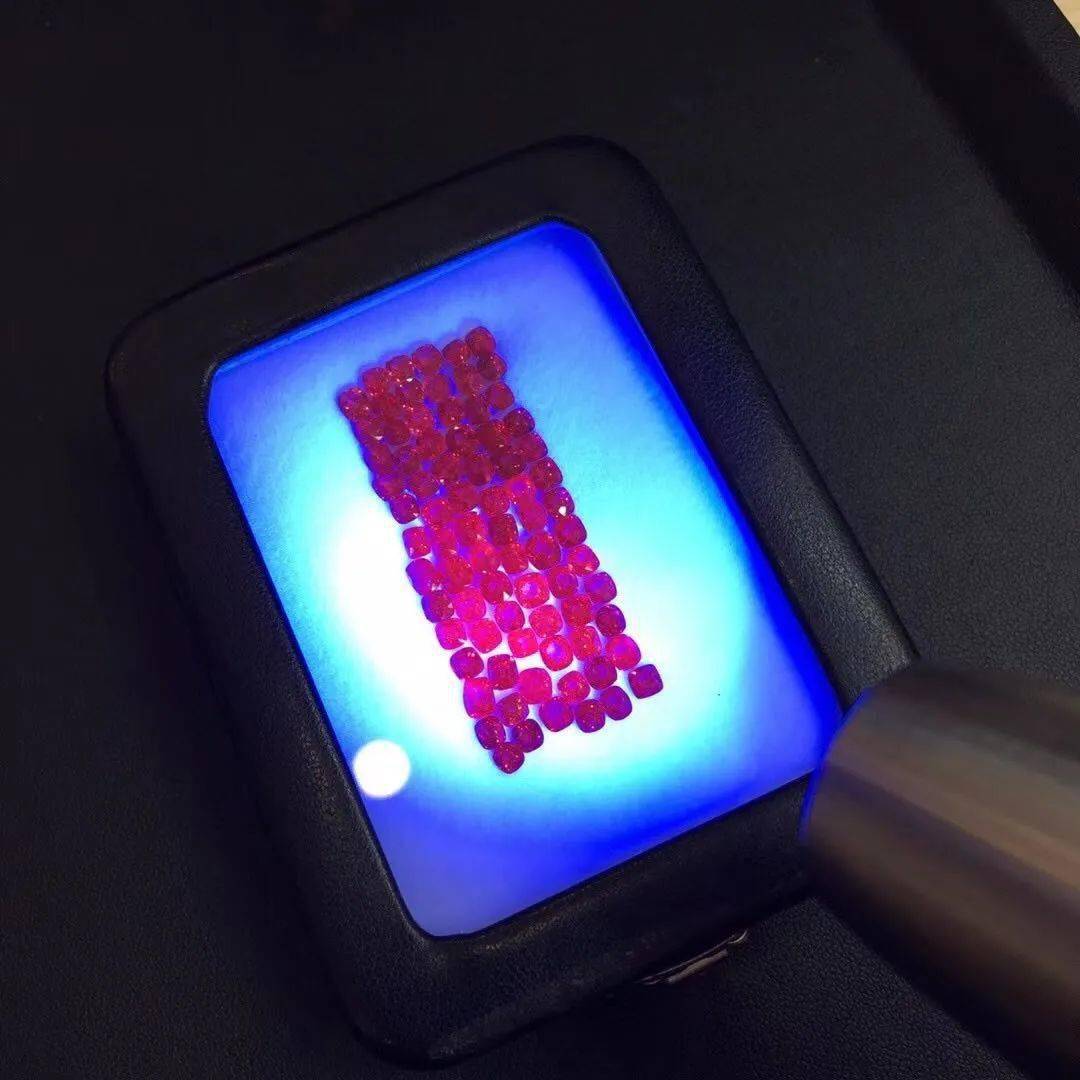 区别|女人戴珠宝和戴黄金首饰有什么区别？