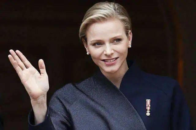 婚纱|巩俐差点当王妃？最终却输给更年轻的她？哭着穿上20000多颗珍珠婚纱…