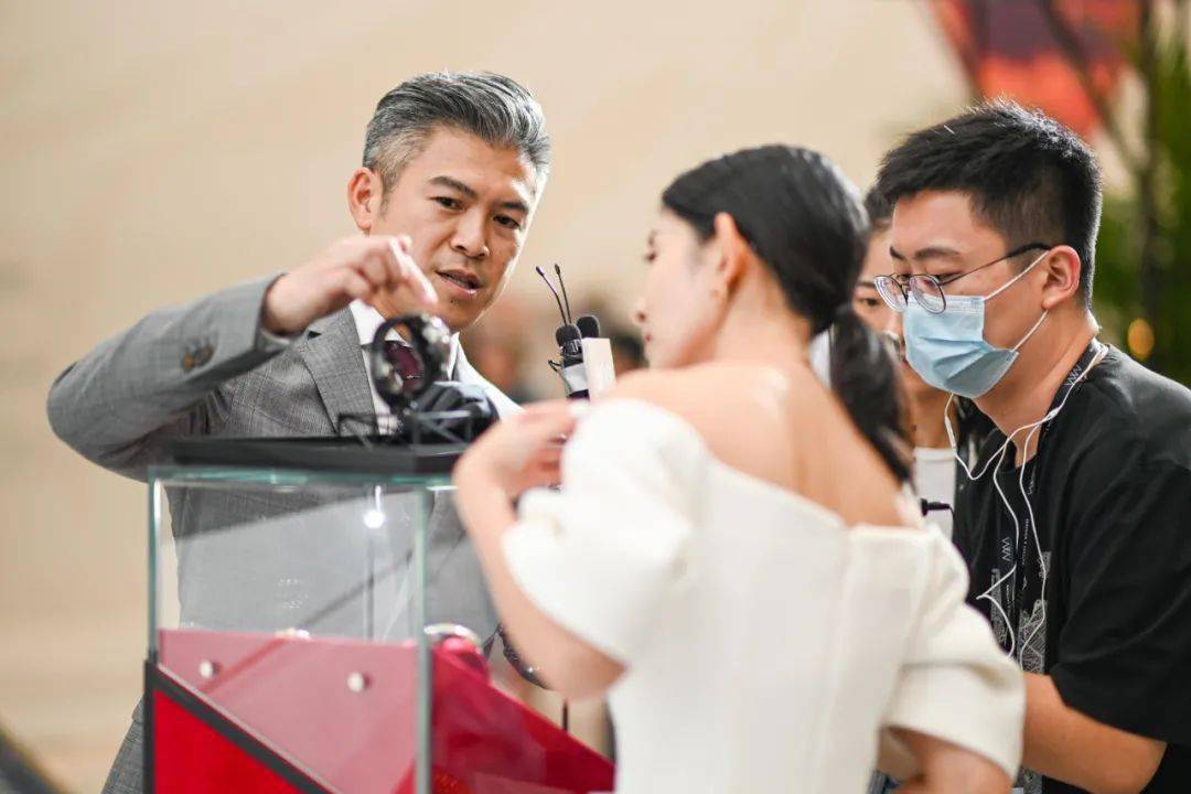 4月|戳进来 | 1725万的表，戴上之后我飘了