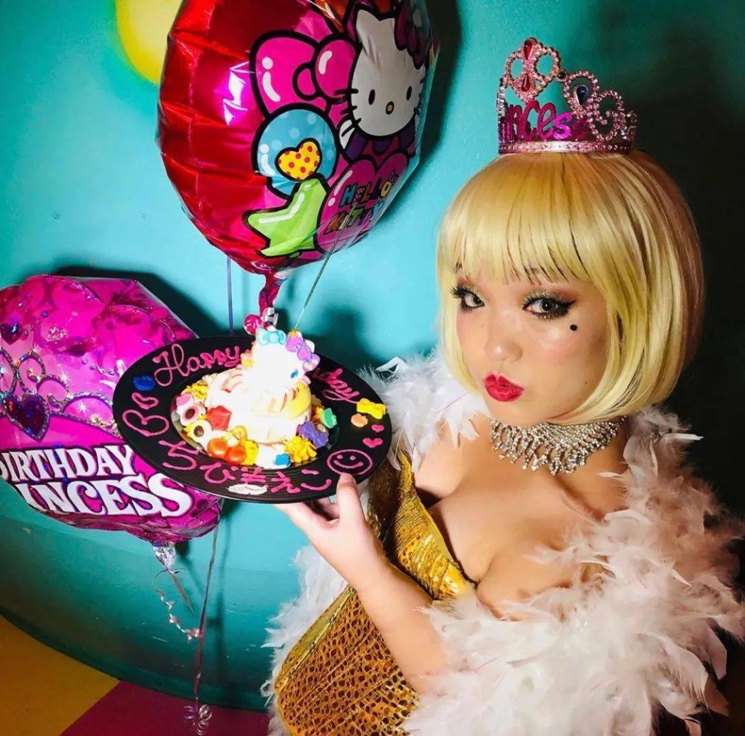 夜店|身高只有1.24m的侏儒女，却成了东京某夜店的最人气舞女，你不努力谁替你坚强？