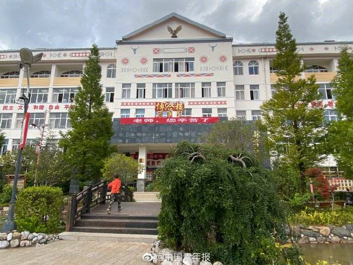 宁蒗县|学校建在县城中心地段学生背着土豆上学的日子一去不复返