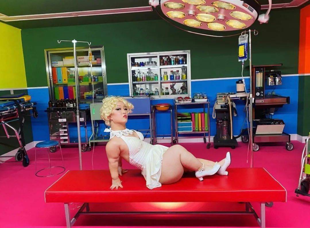 夜店|身高只有1.24m的侏儒女，却成了东京某夜店的最人气舞女，你不努力谁替你坚强？